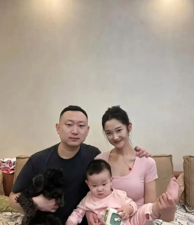 娶到基因这么好的老婆，居然不生三胎，反而养个狗子？实在搞不懂。