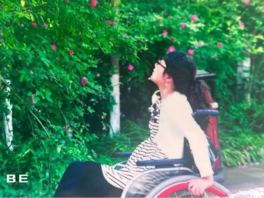 她是一位英勇的女警，命运却在19岁那年开了个残酷的玩笑——一次意外让她高位截瘫，