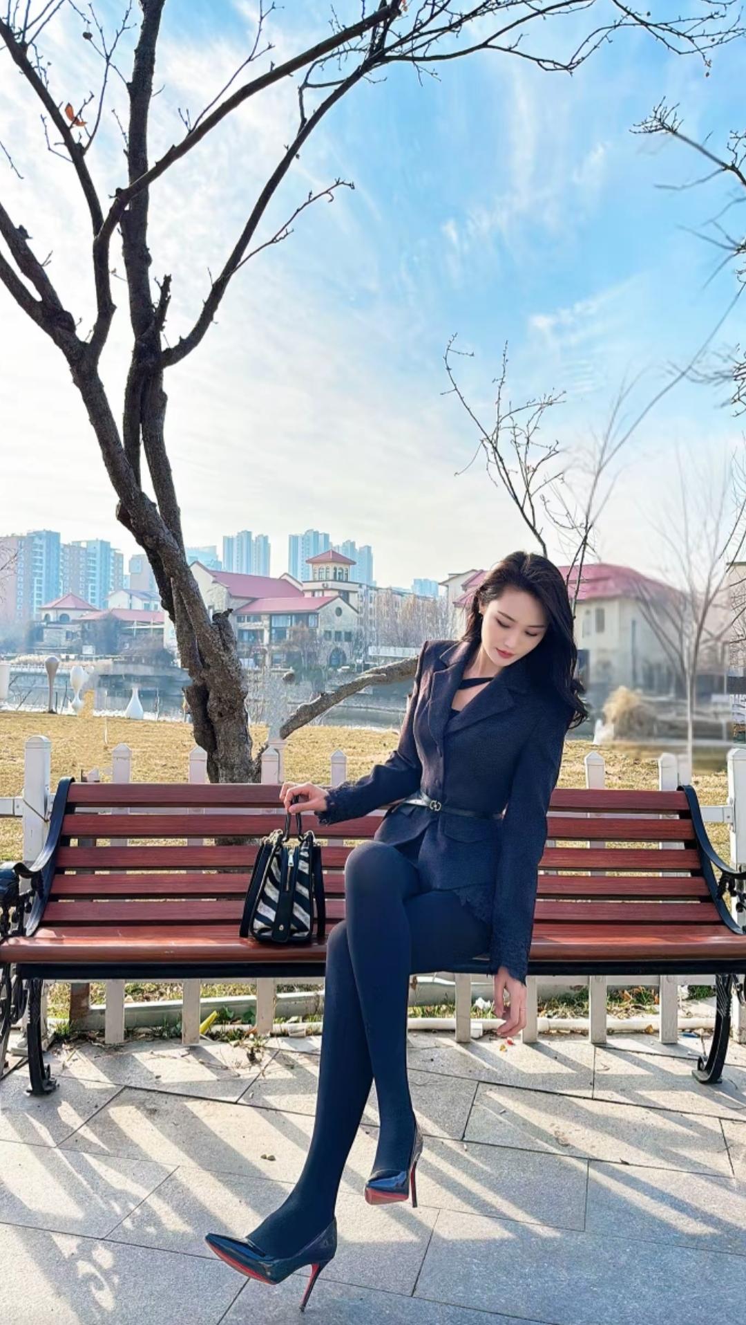 人只有专注于自己的时候，才会变得明媚、开朗，快乐。