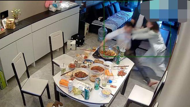 太荒唐了！五一假期，一男子带几个朋友来家里喝酒，妻子穿着吊带在卧室休息让丈夫关门