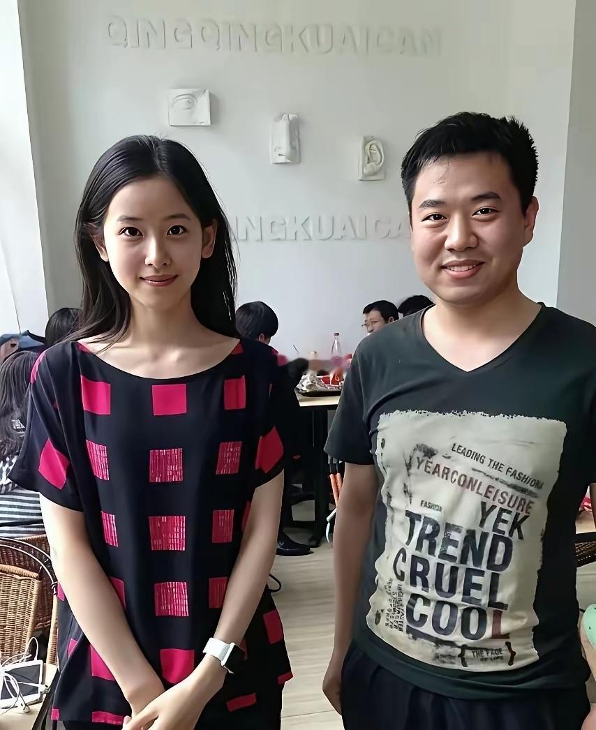 刘强东算是富豪里，最帅气的存在了，和章泽天真是配一脸！