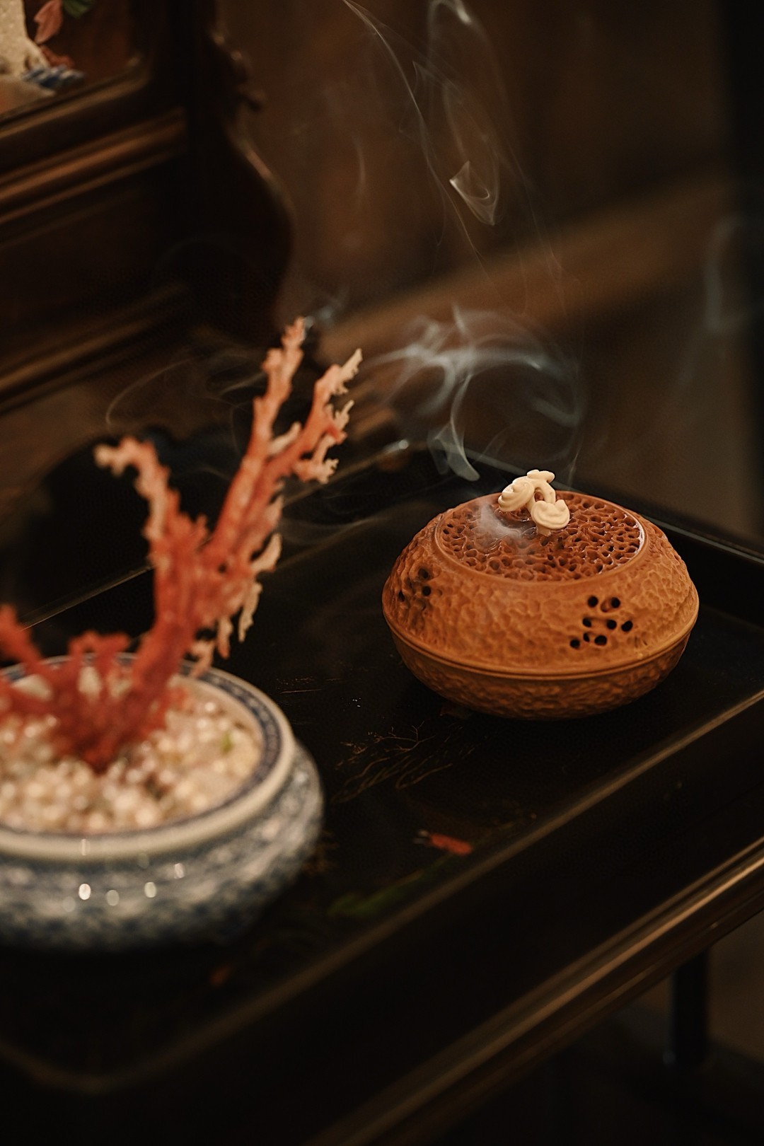 黄杨木|香炉料质细润，雕刻纹理形简而有韵，观烟丝袅袅升起，盘旋而上，香雾如云
