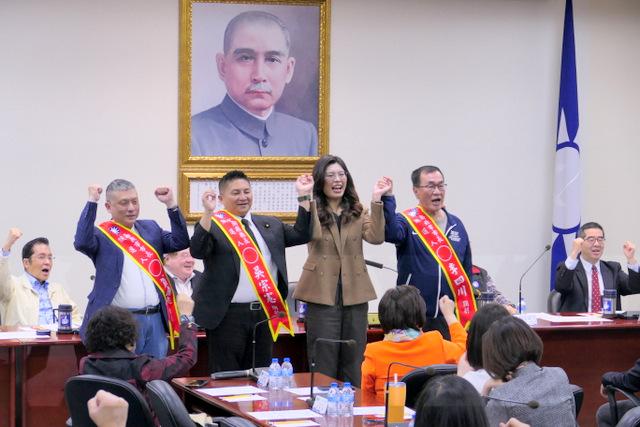 国民党昨天召开中常会，通过提名台北市前副市长李四川参选新北市长、“立委”吴宗宪参