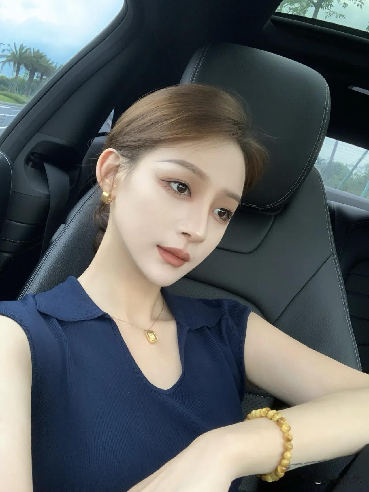 玉人何处去，空留车中香。