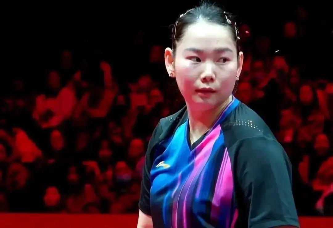 发球新规首杀！蒯曼1分被扣太原站女单，蒯曼刚抛球，鹰眼红灯闪，抛高14.8