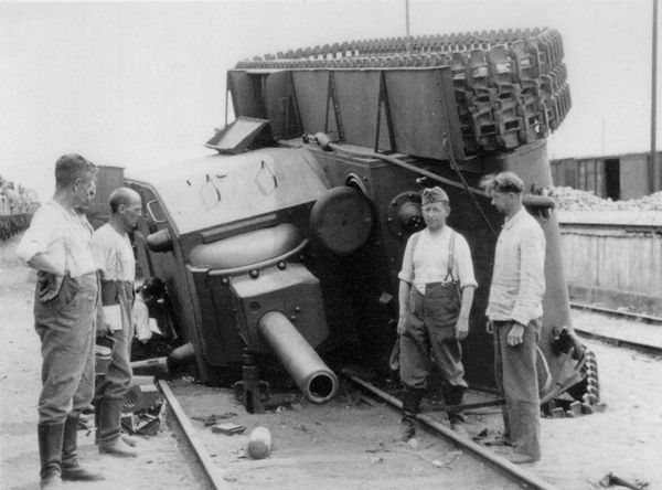 德国士兵围观倾覆在铁轨上的KV-2重型坦克