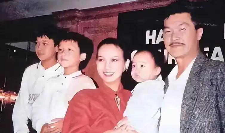 内娱最大笑话，一个38岁靠妈养的星二代，拉踩母亲为“家庭主妇”