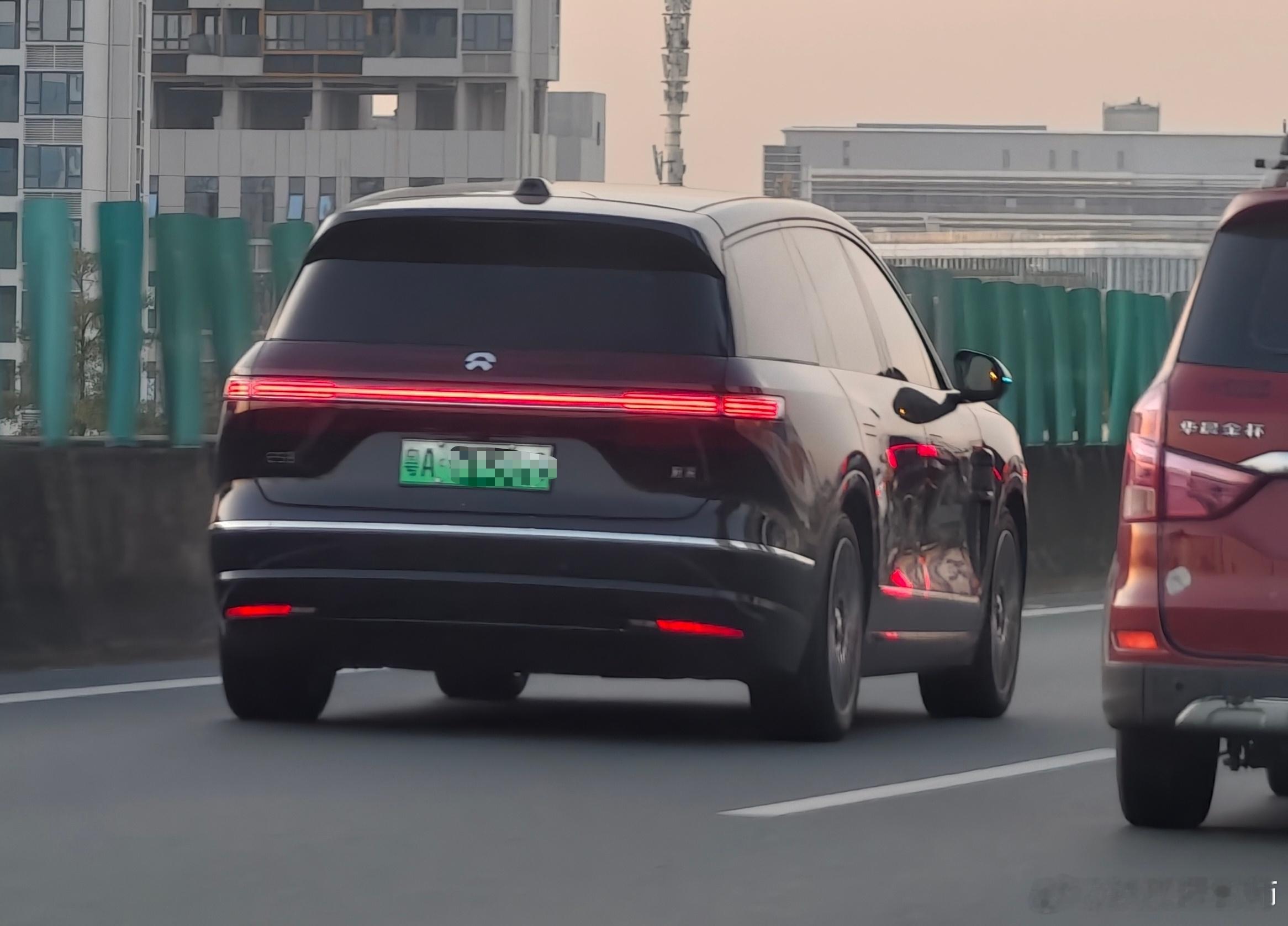 现在真是越来越多小蓝灯出现，昨天有诸多个第一次：-第一次遇见蔚来ES8的小