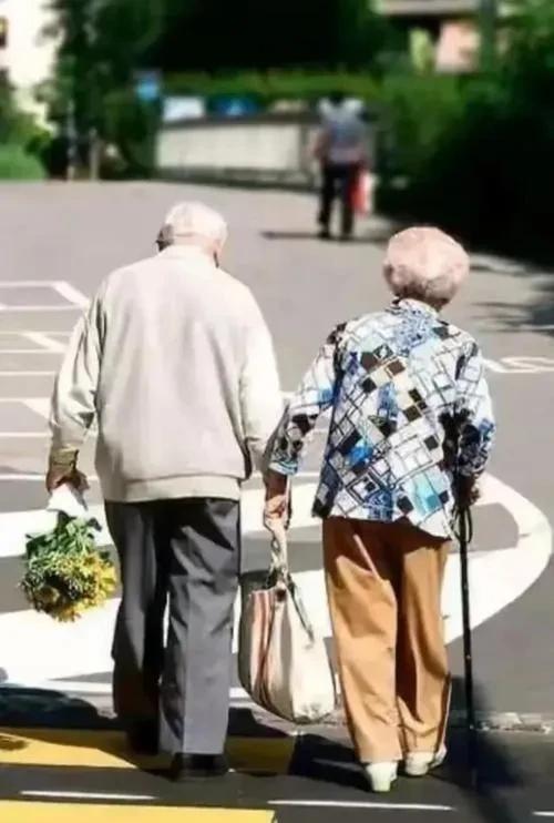 陈道明曾非常现实的一句话：“你有退休金，子女就很孝顺；你有存款，子女就盼着你早点