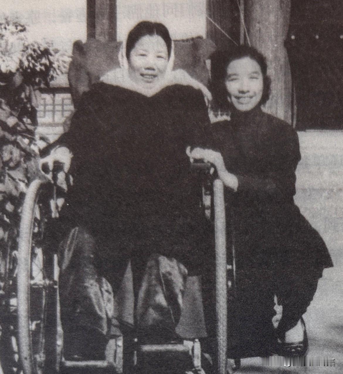 20世纪60年代，邓颖超与养女孙维世的合影。孙维世成为周恩来、邓颖超的养女，源于