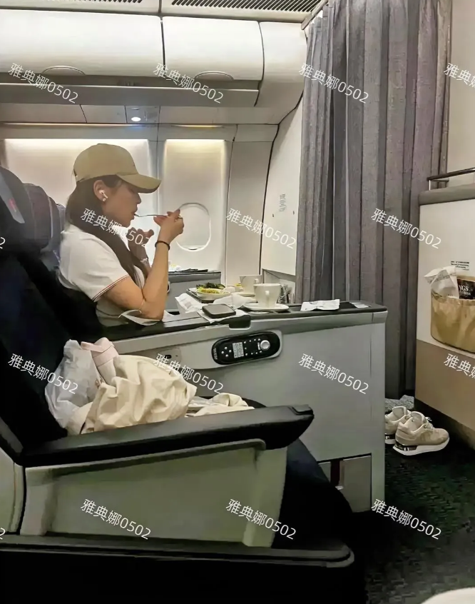 飞机上偶遇刘涛，本人有点儿幻灭，又黑又老颧骨很高，五官也不算漂亮气质有点儿村。