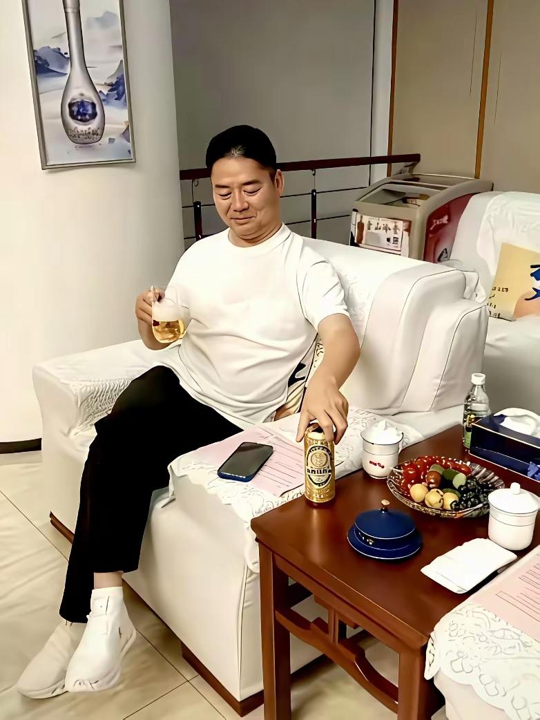 强哥不喝茅台喝啤酒，这是喝的什么啤酒