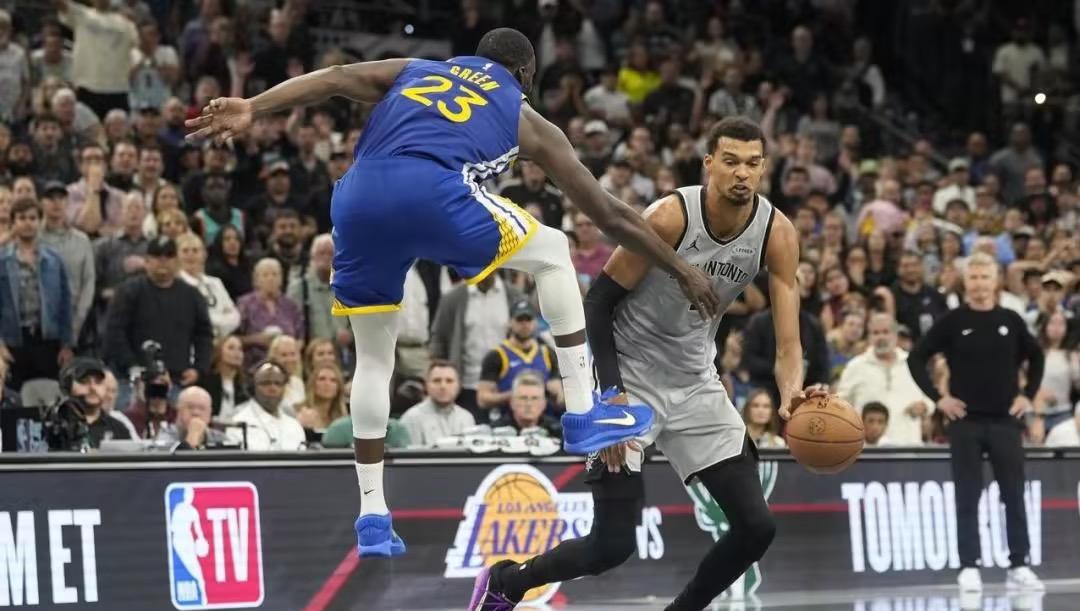 文班亚马重伤！11月18日。最著名的篮球记者Shams报道，马刺老大文班亚马小