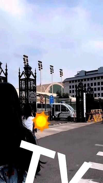 王楚钦开车从体总出来，副驾驶上有人你说现在追星这眼神儿真绝了上次逛商场电梯