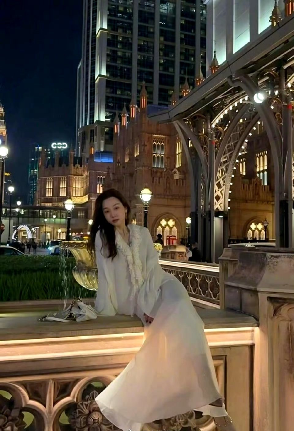 马龙妻子夏露晒庆生照 夏露庆生照也太甜了吧！仙气穿搭少女感拉满～马龙镜头下的幸