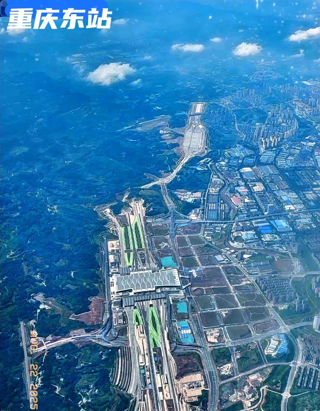 空中俯瞰重庆东站.东站在茶园片区云雾山旁，像一顶帽冠顶部，下面是15条纵贯的高