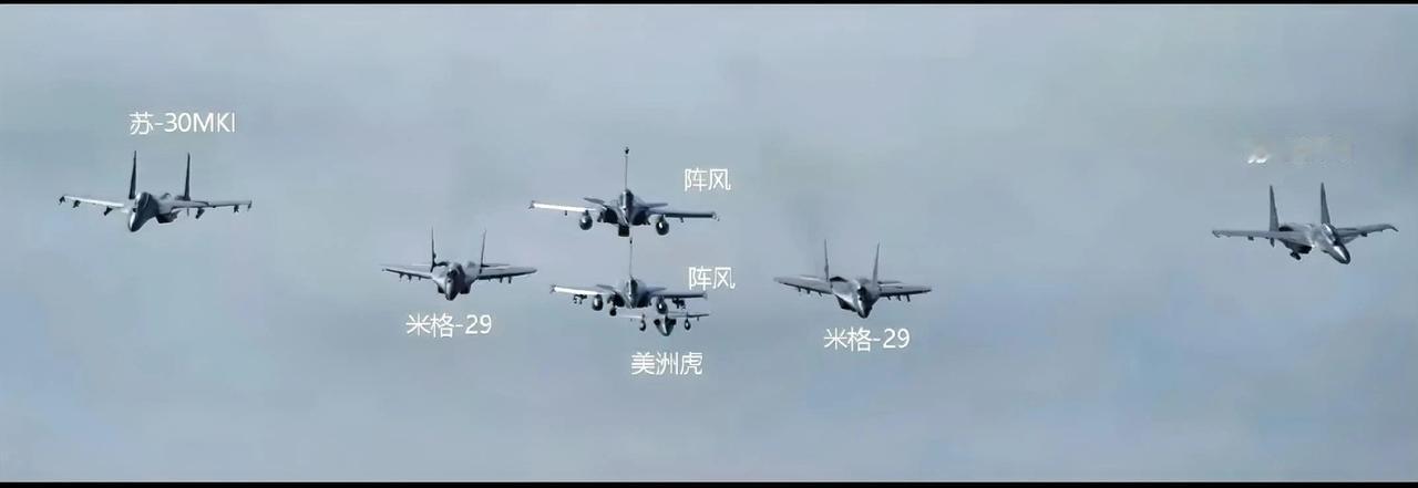 这是1月26日，印度阅兵式上，空军专门搞了一个7机编队，有阵风、米格-29、苏-