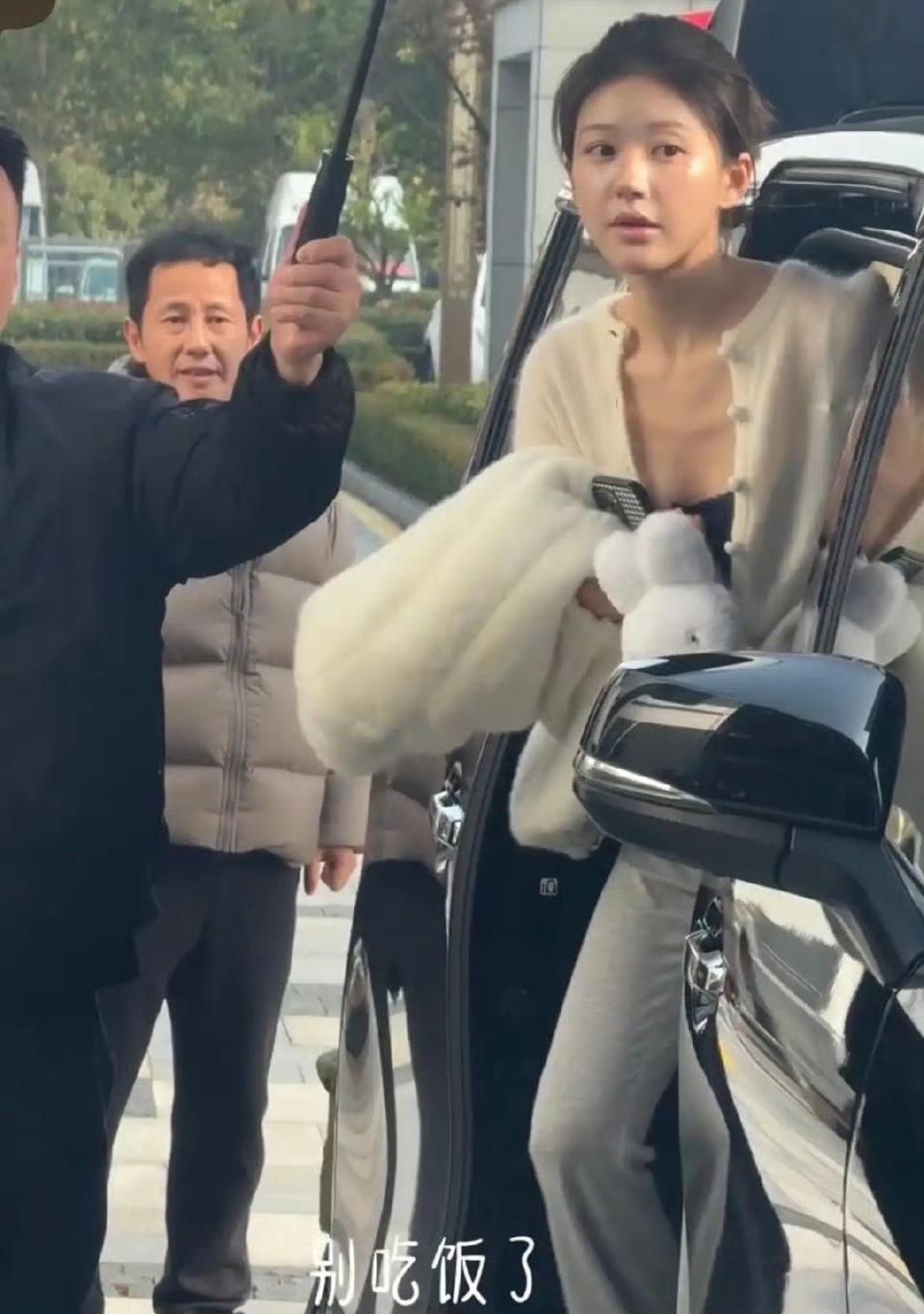 赵露思：爸，网上说我整容了。爸爸：瞎扯！你跟我长得一模一样。赵露思：可他们说