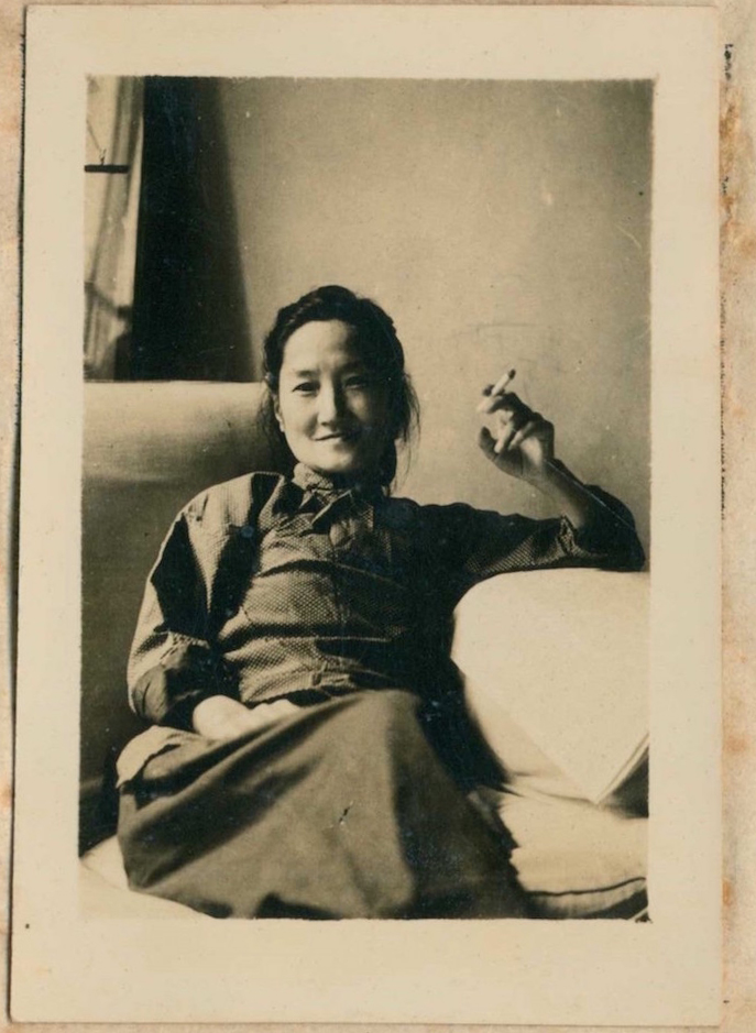 当年，陆小曼穷的揭不开锅，日本人带着1000大洋找上门儿，陆小曼故意打扮的邋里邋
