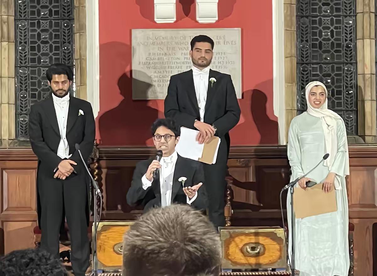 一英国人刚在牛津大学拍了一张照片，上面分别是牛津大学学生会主席，副主席，财务主管