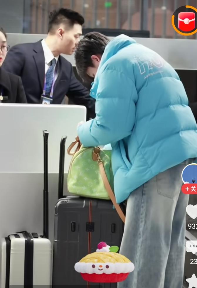 大头王楚钦的穿搭真是越来越有看头了！今天这套一上身就“真帅气”。这也说明衣服穿在