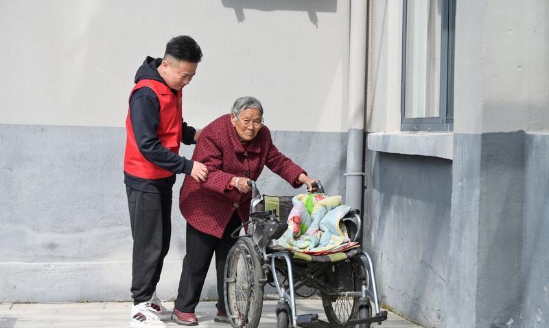 昨天跟我姐聊天，说起养老问题，最后我们俩的决定就是，老了都去养老院，不给孩子添乱