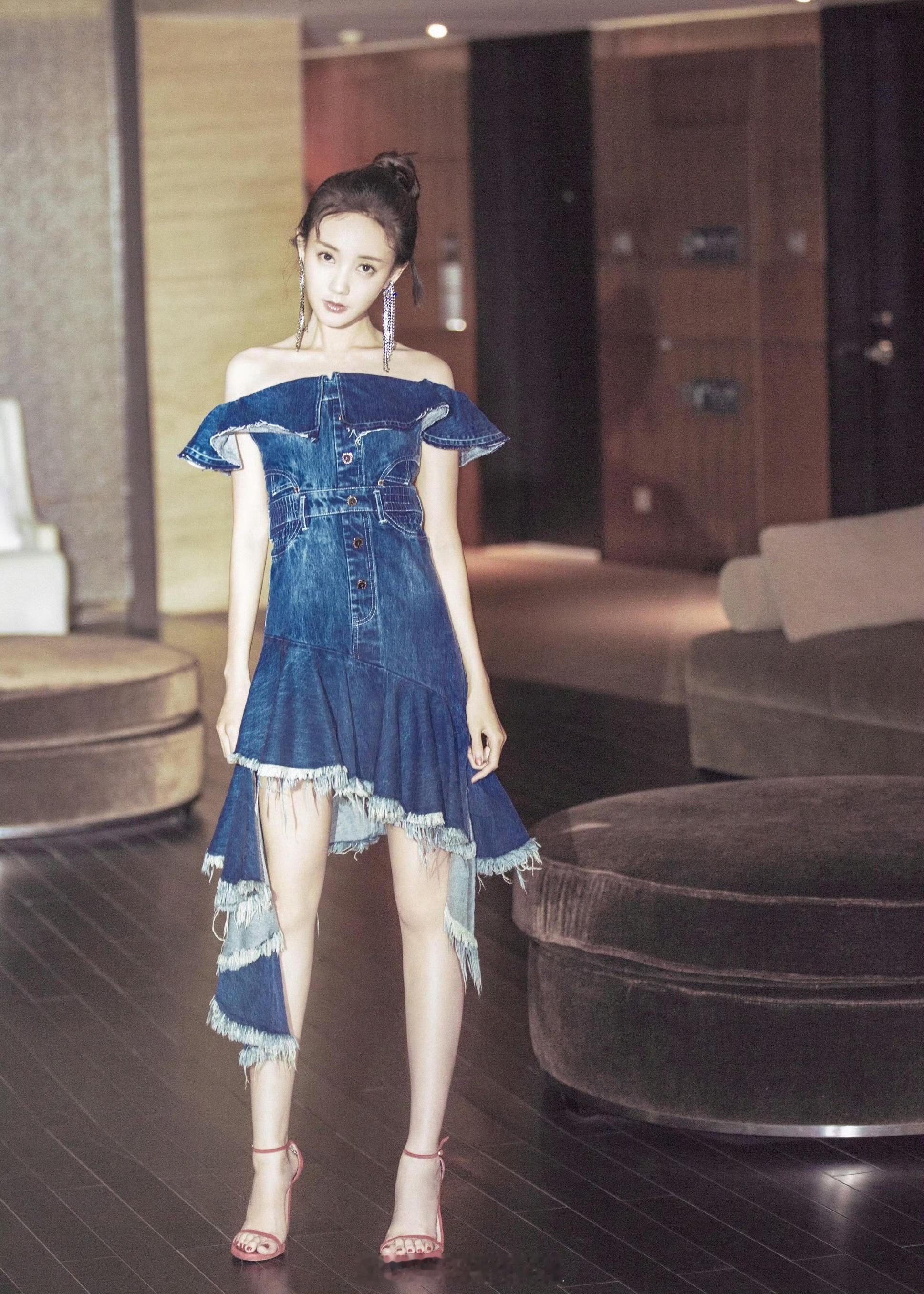 李一桐牛仔裙穿搭写真甜酷迷人