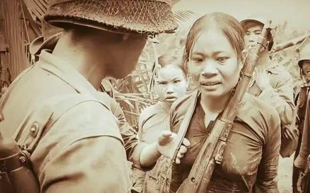 1961年，美越战争期间，因越南女兵擅长色诱、易容，击杀不少美国大兵。美军竟用了