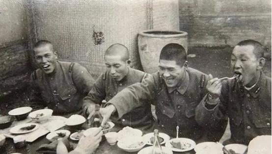 1937年徐海东伏击日军卡车，满车厢牛肉罐头看懵战士！鬼子的肉竟全是抢来的？ 
