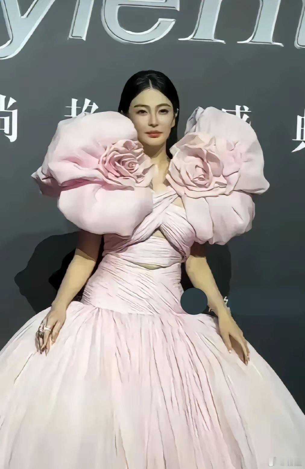穿最紧的礼服，露最大的赘肉，张雨绮红毯造型本想高调却遭疯狂吐槽