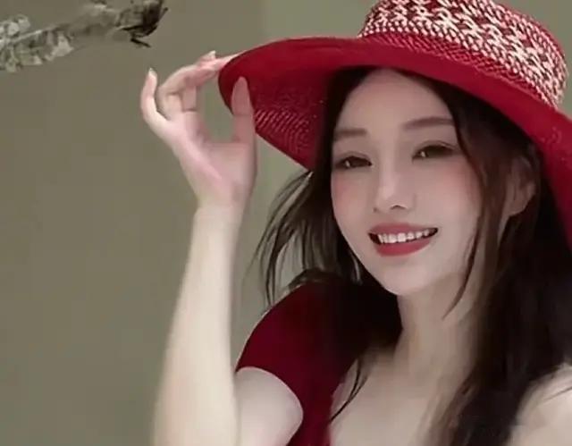 43岁李小璐又翻车了,穿蕾丝睡衣身材性感,被嘲审美一言难尽