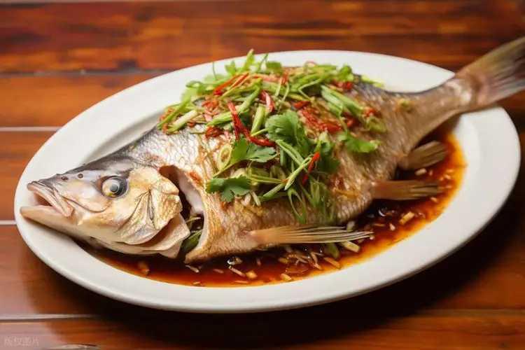 今晚的菜谱，一碟鱼，一碟肉。两人吃饭，菜多了也吃不完。两样荤菜，刚好够吃，可