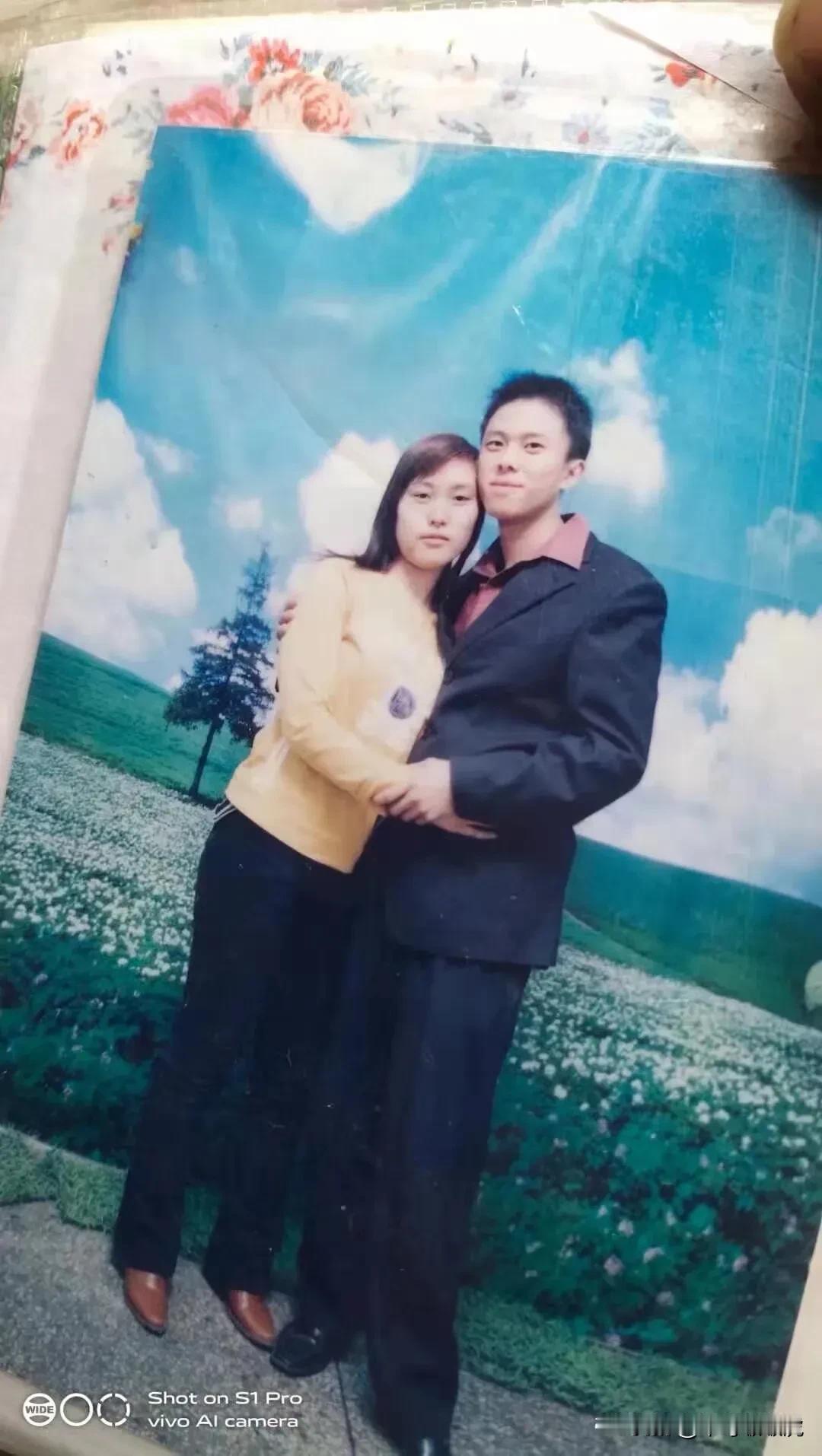 同样两个人，相隔二十年再次合照！