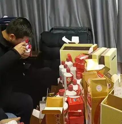 江苏一男子看到商场在多家报纸上宣传“全场酒类假一赔百”，于是花了14.16万元购