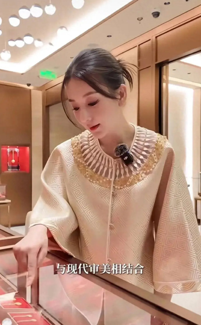 方媛生三胎后在上海被偶遇，一身贵妇打扮在金店挑选金饰！​​​
