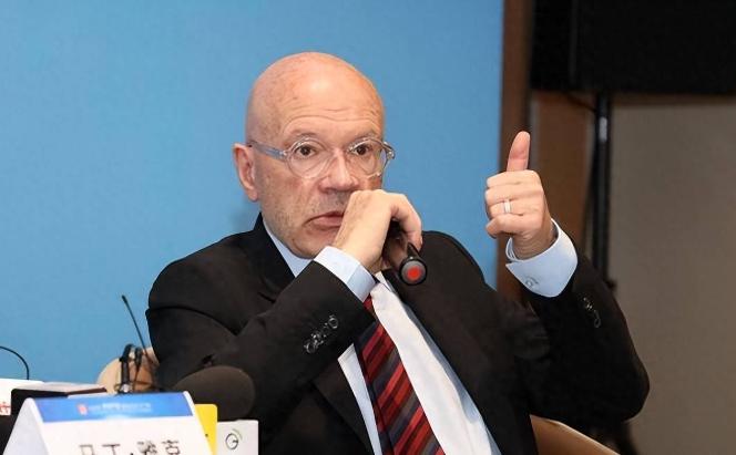 英国学者马丁·雅克在剑桥大学的演讲台上，突然扔下一句话，全场炸了：“美国犯了一个