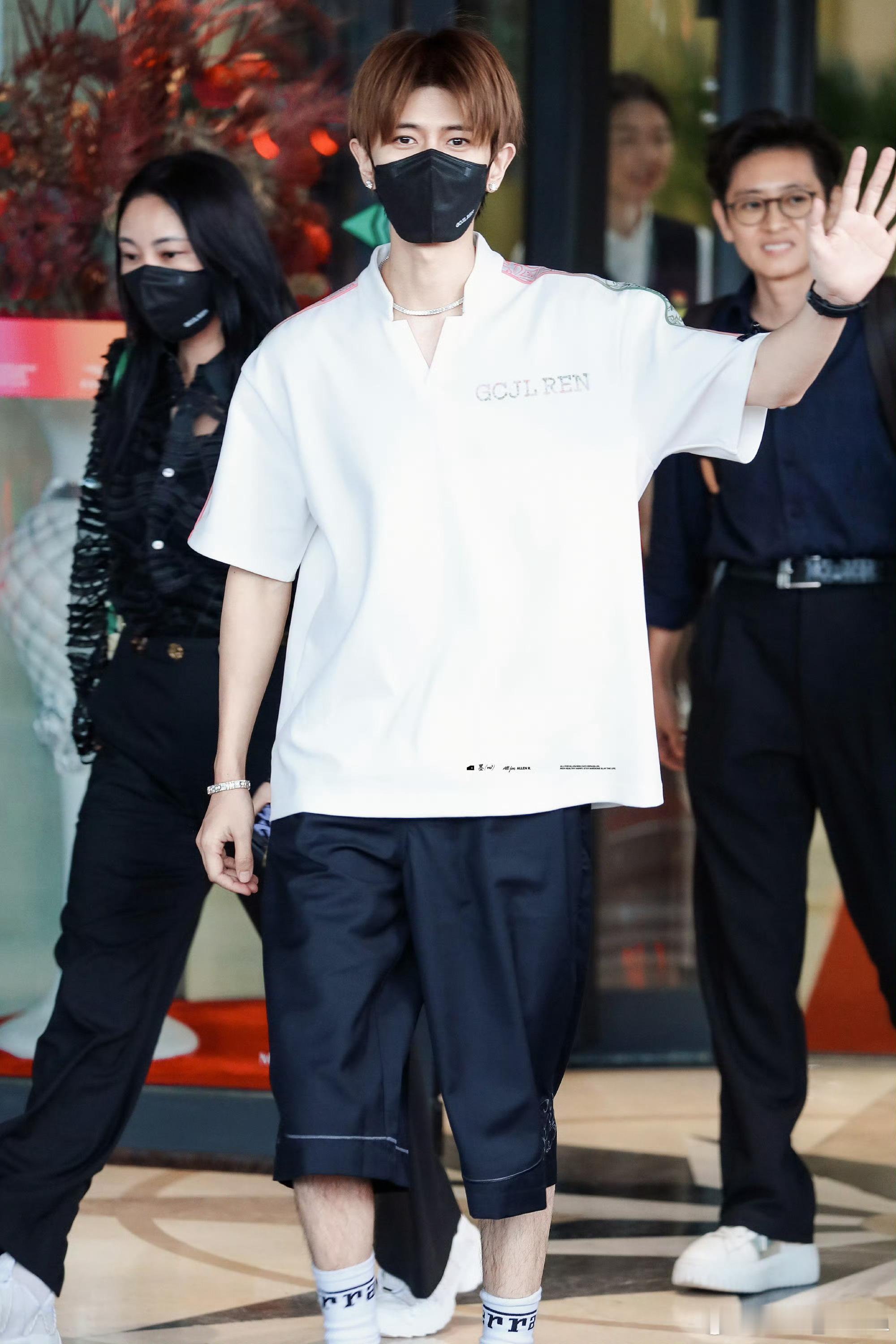 任嘉伦3我见凡尘皆烟缕，宣以低喃告心安。尔看那天容海色任观其星云流转。嘉此眸