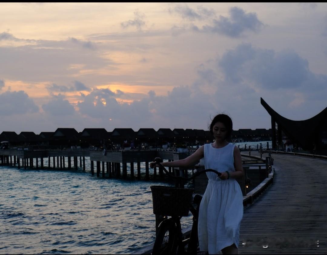 阳光洒在白裙上，她骑着车缓缓而来，那座岛因谭松韵而成了心中的神魂颠岛。谭松韵谭