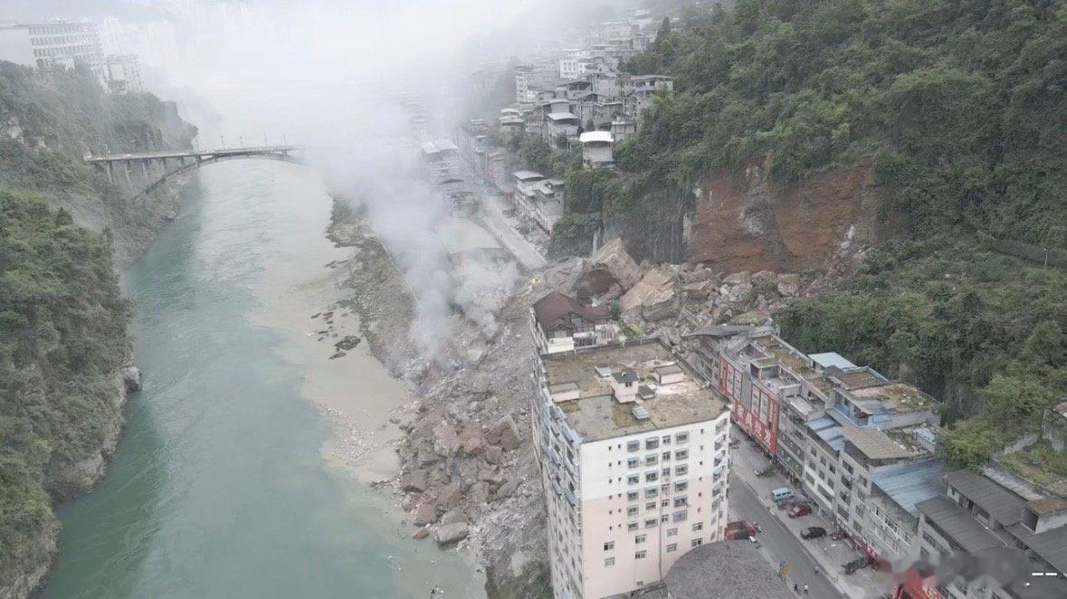 重庆彭水山体垮塌事件2026年7月17日9时08分，彭水县汉葭街道乌江三桥附