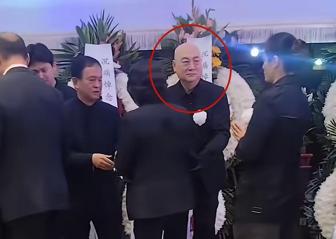 陈丽华女士的告别仪式上，她的儿子赵勇和迟重瑞先生一起在灵堂接待前来吊唁的人们。赵