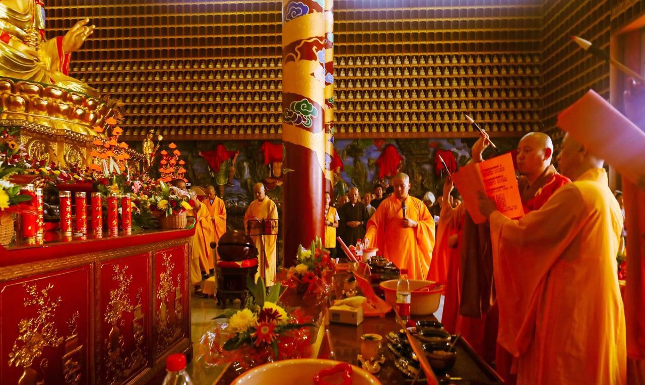 什么叫开光，知道吗？很多人说给这个珠子开过光之后，它能够保护我们，别被骗了。开光