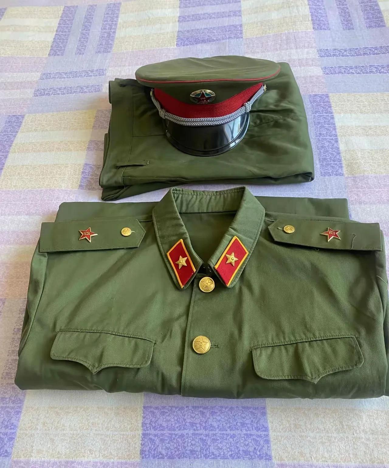 从这张图片上看，你能确定服装的主人是干部还是战士？记得当年部队发生过这样一件事