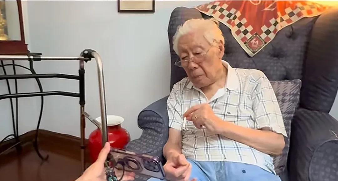 曾在《雍正王朝》中饰演康熙的演员焦晃近况曝光，精神看着不错，走路已经需要借助工具