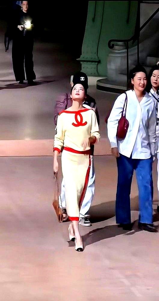 穿大两码的鞋走香奈儿大秀，头都不低一下。辛芷蕾这回在巴黎算是把松弛感玩明白了。一身米白撞正红，戴着墨