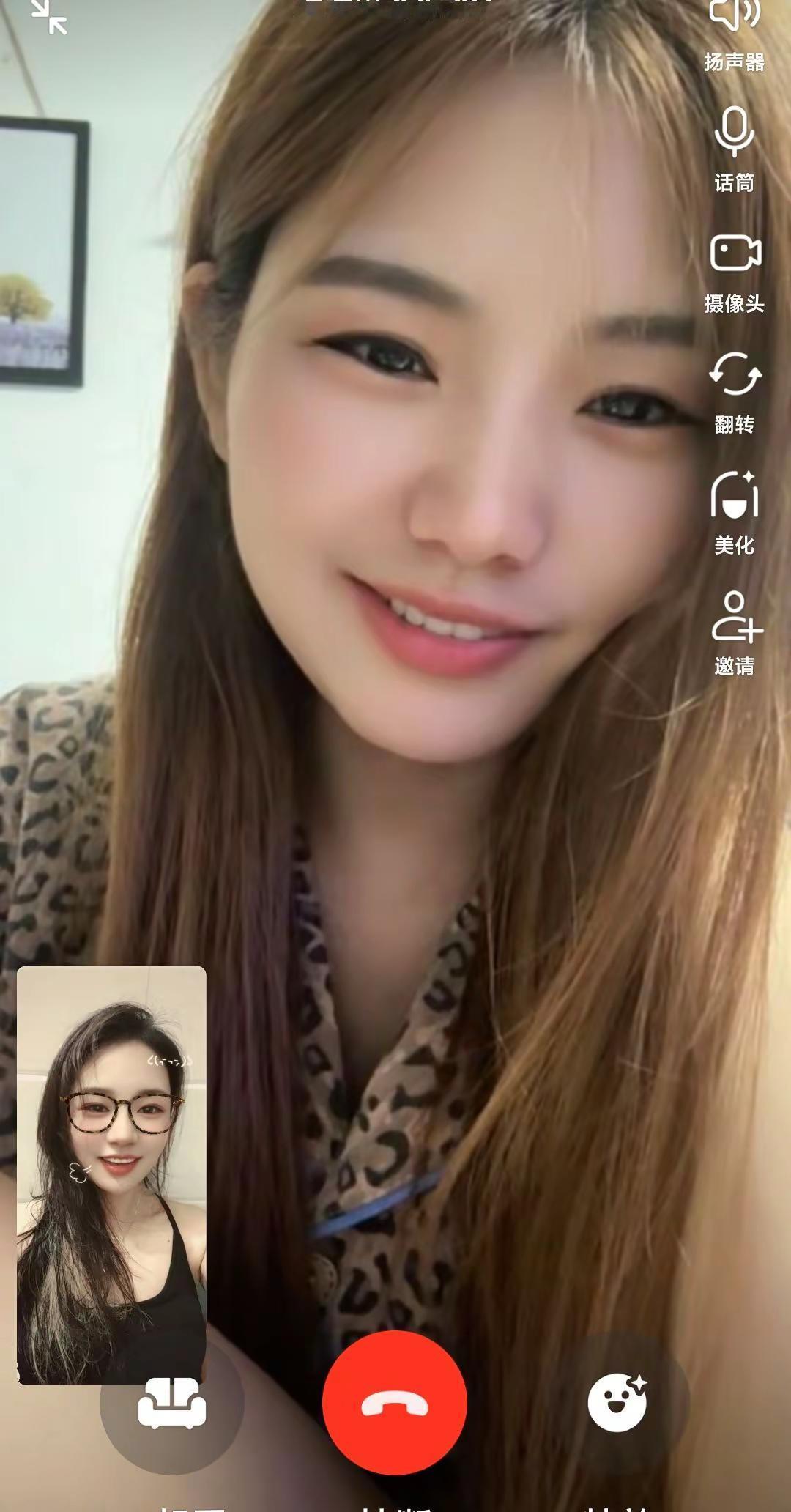 我和我的老闺蜜之一。喝酒&游泳两不误啊，简直不要太好😍