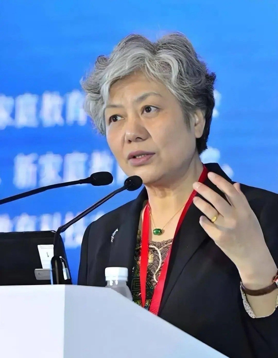 李玫瑾教授说：“无论你跟谁发生冲突，你都要记住：以三到五句话为基准，不要超过五句