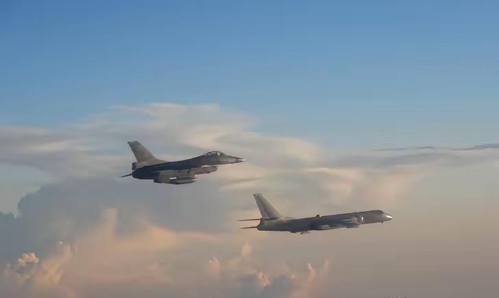 韩媒说中美战机在黄海保持克制？你真以为美军F-16是来和平巡逻的？错！真相是，