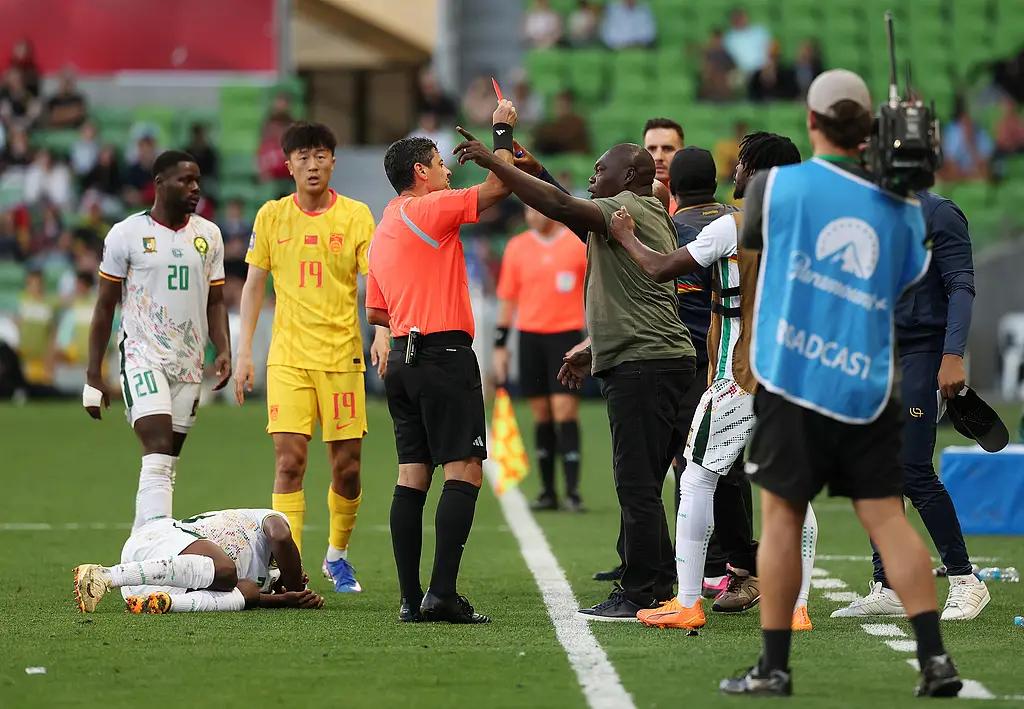 这场0-2，输得值！开场九分钟连挨两闷棍，艾永、阿里乌姆打得咱眼冒金星。邵佳