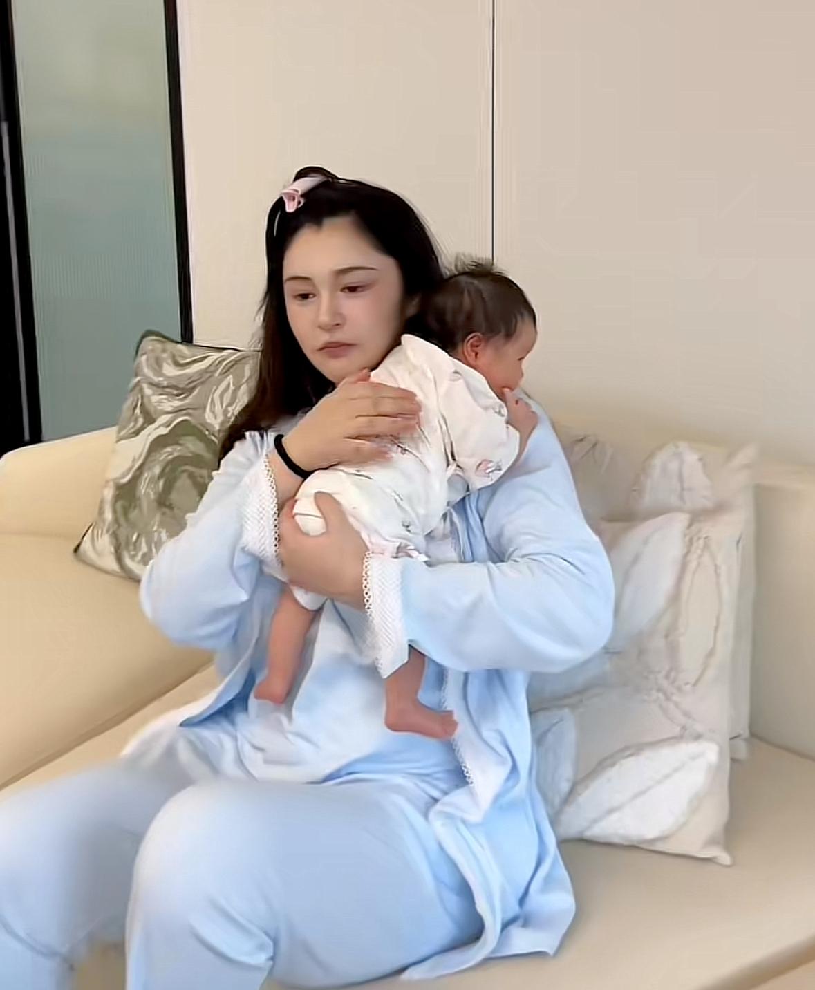 李长乐饰演者李心艾晒生娃前后对比，发福的身体，浮肿的五官，憔悴的邋遢的还未恢复气