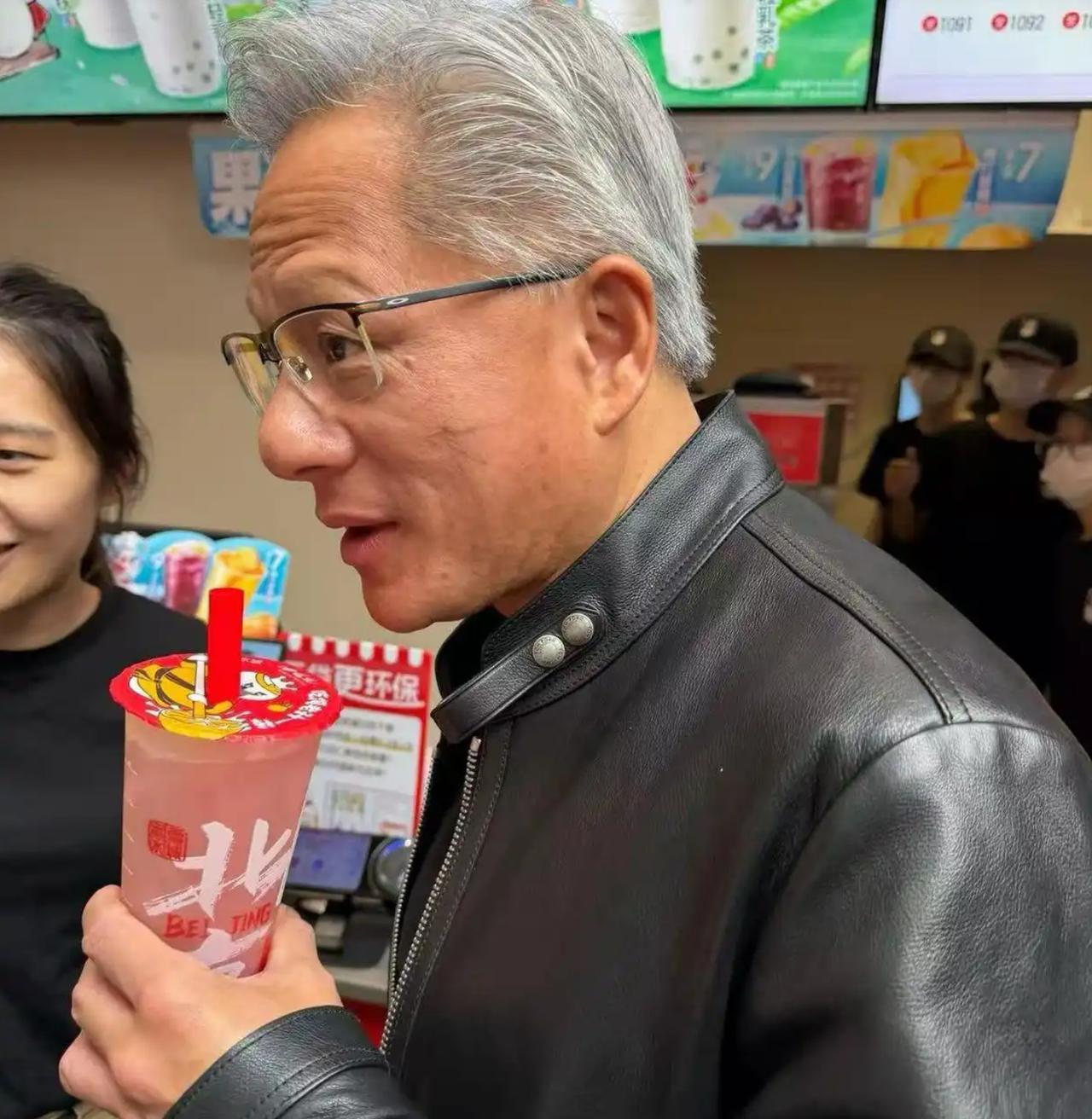 黄仁勋的表情，什么也没说，又好像什么都说了。图一，是喝了蜜雪冰城的表情。